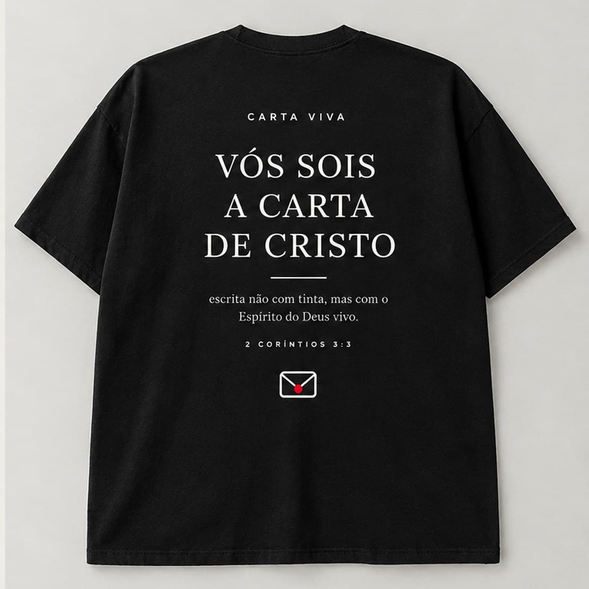 Camiseta “Carta Viva”, modelo Oversized, cor Preta, costas: "Vós sois a carta de Cristo", "escrita não com tinta, mas com o Espírito do Deus vivo." e o envelope
