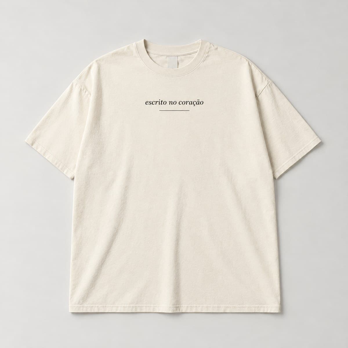 Camiseta “Escrito no coração”, modelo Oversized, frente: "escrito no coração" em letra cursiva