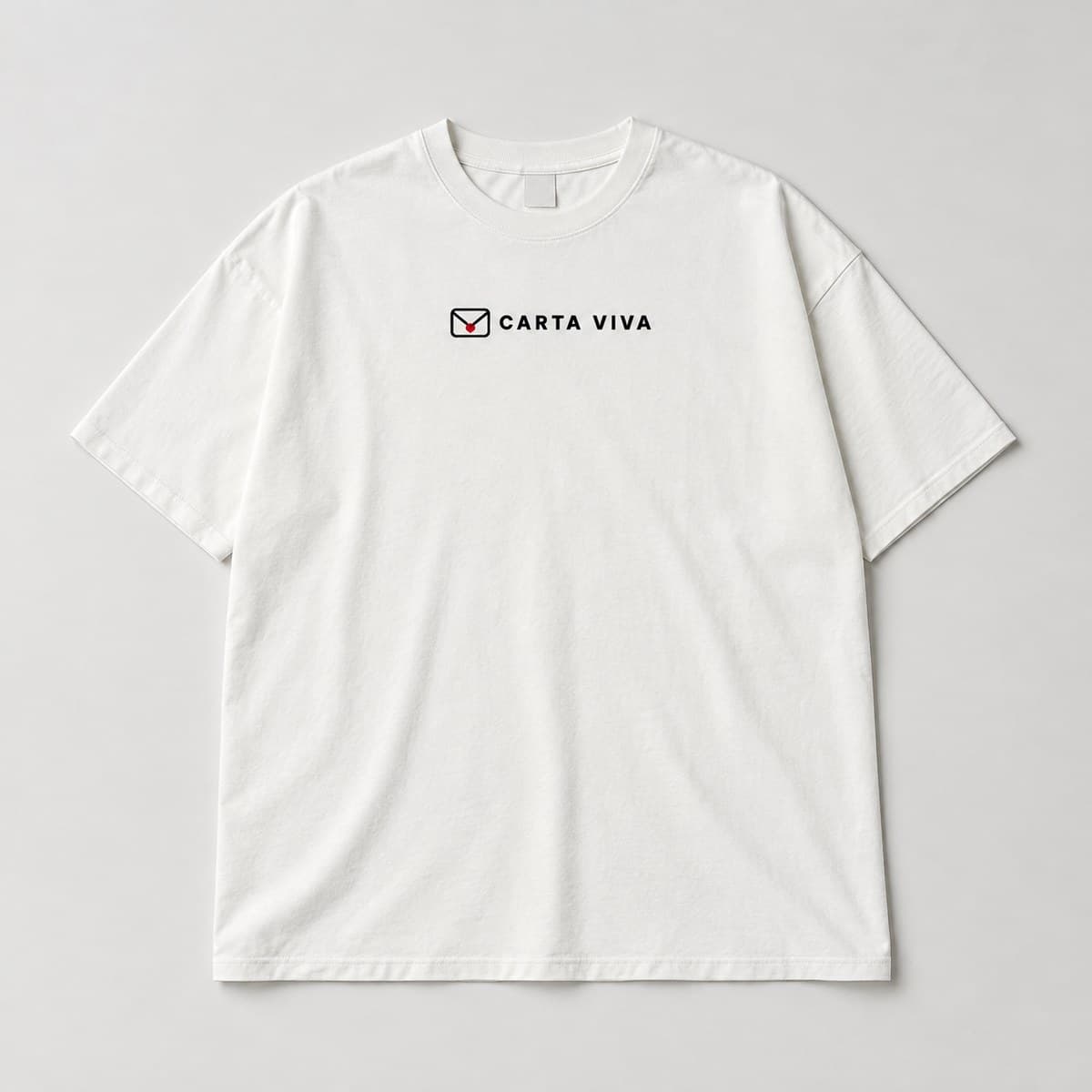 Camiseta “Carta Viva logo”, modelo Oversized, frente: Logo: envelope e "CARTA VIVA"