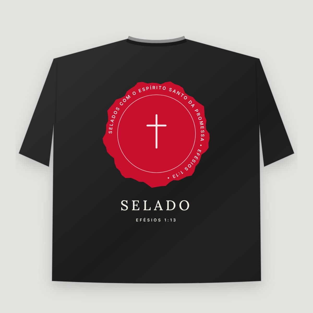 Camiseta “Selado”, modelo Oversized, costas: Lacre de cera vermelho com o versículo em volta e a cruz no centro
