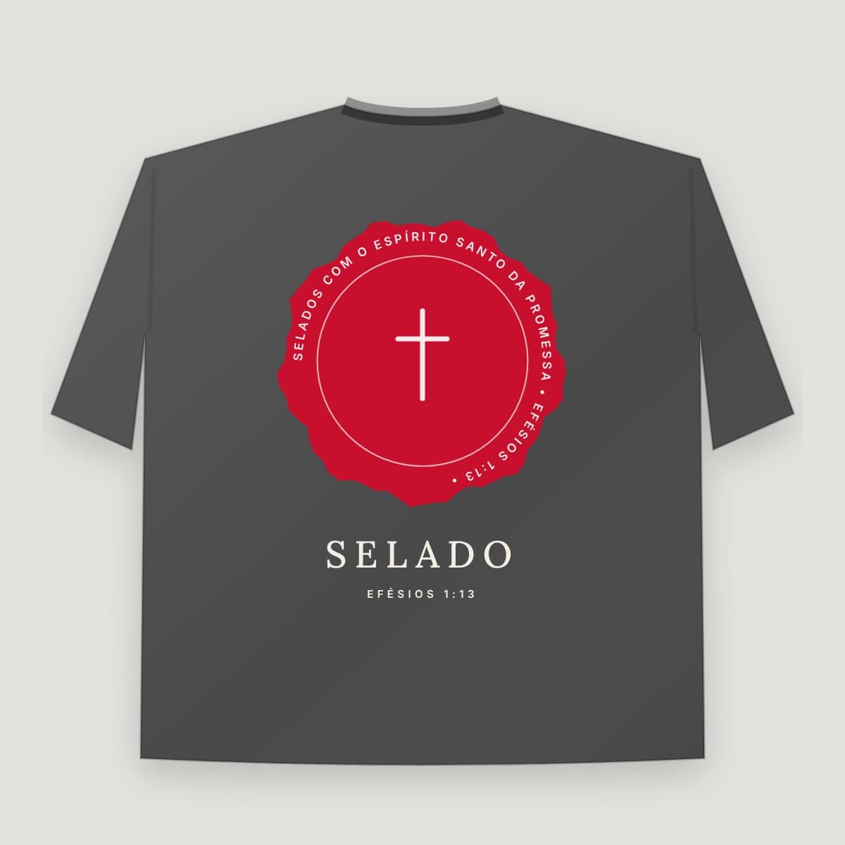 Camiseta “Selado”, modelo Oversized Premium, costas: Lacre de cera vermelho com o versículo em volta e a cruz no centro