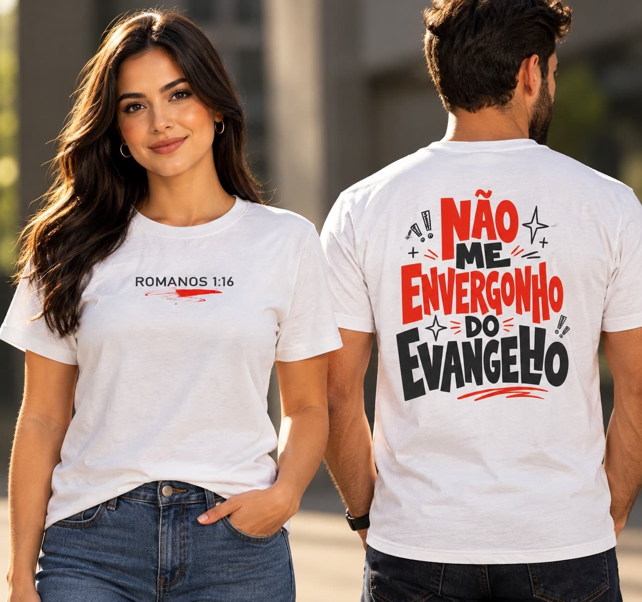 Casal com a camiseta branca “Não me envergonho do evangelho”: frente com Romanos 1:16 e costas