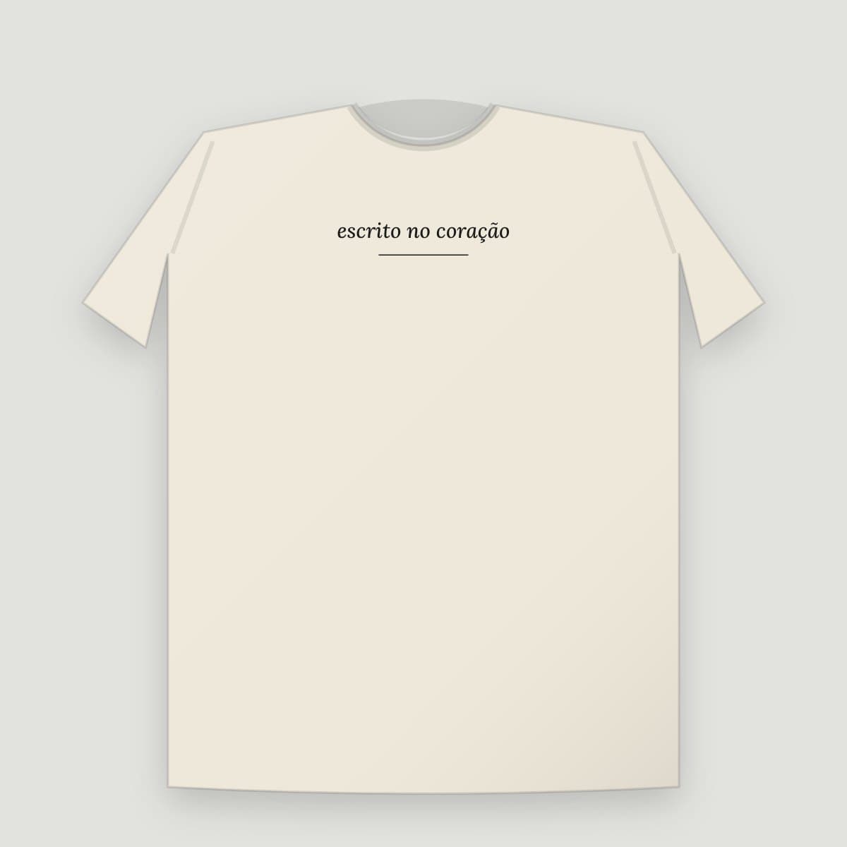 Camiseta “Escrito no coração”, modelo Tradicional, frente: "escrito no coração" em letra cursiva